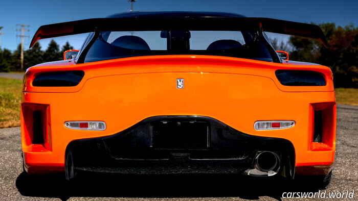 Почти идеальная реплика RX-7 из «Токийского дрифта» пойдет с молотка с турбоапгрейдами и точностью уровня фильма
19 часов назад

от Брэда Андерсона

Реплика RX-7 повторяет машину Хэна из «Токийского дрифта» с оригинальным обвесом VeilSide.

Ее 1,3-литровый турбированный роторный двигатель был модернизирован и теперь управляется настроенным ЭБУ Haltech.

В салоне добавлены цифровая приборная панель Haltech, мультимедийная система и карбоновая отделка.

Долговечная франшиза «Форсаж» за годы существования подарила поклонникам как взлеты, так и падения, но для автолюбителей фильм 2006 года «Форсаж: Токийский дрифт» по-прежнему выделяется. Это был не просто очередной сиквел; фильм закрепил за несколькими японскими спорткарами статус культурных икон, и ни один не стал таким знаменитым, как Mazda RX-7.

Читайте: Эта легенда «Форсажа» только что была продана за семизначную сумму и все еще укомплектована NOS

В фильме Хан управлял сильно модифицированной RX-7 с обвесом VeilSide и окраской в сочетании оранжевого и черного. Она, возможно, больше напоминала европейский суперкар, чем оригинал, но несомненно была одной из самых заметных машин в фильме.

В следующем месяце на аукцион поступит RX-7, точно такая же, как у Хэна, и она наверняка вызовет обсуждения среди поклонников «Форсажа».

Mecum Auctions

Для «Токийского дрифта» было построено в общей сложности девять VeilSide RX-7. Хотя выставляемая на аукцион машина технически является репликой, ее сходство с экранной версией безупречно за одним исключением: у нее левый руль, что делает ее намного практичнее для американских дорог.

Aукционный дом Mecum Auctions занимается продажей автомобиля и подтверждает, что на нем установлен оригинальный обвес VeilSide Fortune. 1,3-литровый турбированный роторный двигатель также был полностью перебран и теперь включает нижний впускной коллектор равной длины, усовершенствованную турбину BorgWarner, ЭБУ Haltech, модернизированную топливную систему и новый интеркулер Greddy.

Показатели мощности не разглашаются, хотя справедливо предположить, что на выходе достаточно мощности, чтобы заставить задние колеса буксовать.

Эта Mazda стоит на индивидуальных трехсекционных дисках BC Forged в обутых в шины Michelin Pilot Sport 4S. Также установлена подвеска с койловерами, усовершенствованные тормоза с тормозными трубками из нержавеющей стали и промежуточная труба MagnaFlow в сочетании с послепродажной выпускной системой.

Подробнее: Этот современный Chevelle 70/SS мощнее, чем Bugatti Chiron

В салон внесены приятные изменения. Помимо цифровой приборной панели Haltech, установлена новая двухдиновая мультимедийная система, карбоновая отделка центральной консоли и новая ручка переключения передач. Динамики были заменены, так что следующий владелец при желании сможет слушать саундтрек к «Токийскому дрифту», находясь за рулем.

Хотите ли вы погнаться за ностальгией или просто выглядеть опасно круто на светофоре, эта RX-7 обеспечит и то, и другое. Посмотрите объявление на Mecum и решите, готовы ли ваш кошелек и ваша подъездная дорожка принять дух Хэна снова в жизнь.

Mecum Auctions